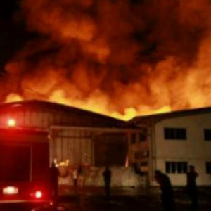 Kebakaran hebat terjadi di pabrik kapas PT Kahatex, Sabtu malam. Foto:istimewa