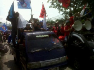 UNRAS: Ribuan buruh melakukan aksi unjukrasa.