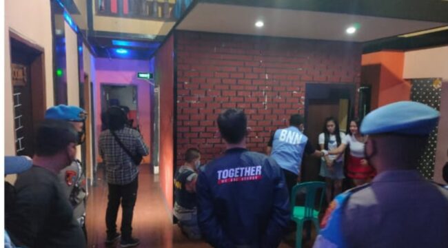Tim gabungan Satuan Reskrim dan Sat Reserse Narkoba Polres Sumedang menggerebek dua tempat karaoke di wilayah Kabupaten Sumedang yang berlokasi di Cimalaka dan Jatinangor pada Rabu (19/1/2022) malam.
