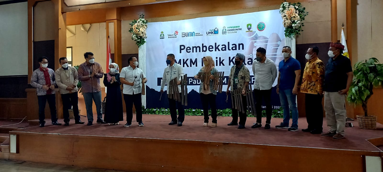 Pembekalan Usaha Mikro Kecil Menengah (UMKM) Naik Kelas bersama PaDi UMKM dan HIPMI dibuka Wakil Bupati Sumedang didampingi Asisten Ekonomi dan Pembangunan Setda Kabupaten Sumedang, Kepala Diskopukmpp Kabupaten Sumedang serta Ketua HIPMI Provinsi Jawa Barat di Aula Tampomas IPP Setda Kabupaten Sumedang. Kamis, 27 Januari 2022.
