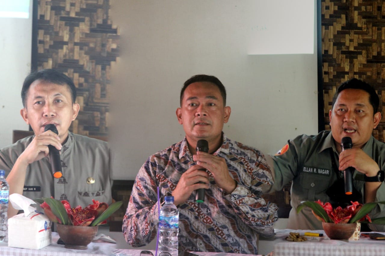 Sebanyak 25 pengelola object daya tarik wisata (ODTW) di Kabupaten Sumedang mendapat sosialisasi Online Single Submission (OSS). Kegiatan tersebut diselenggarakan oleh Dinas Pariwisata Kebudayaan Pemuda dan Olahraga (Disparbudpora) dan DPMPTSP Kabupaten Sumedang di Objek Wisata Pangjugjugan Desa Cilembu Kecamatan Pamulihan. Kamis, 27 Januari 2021.