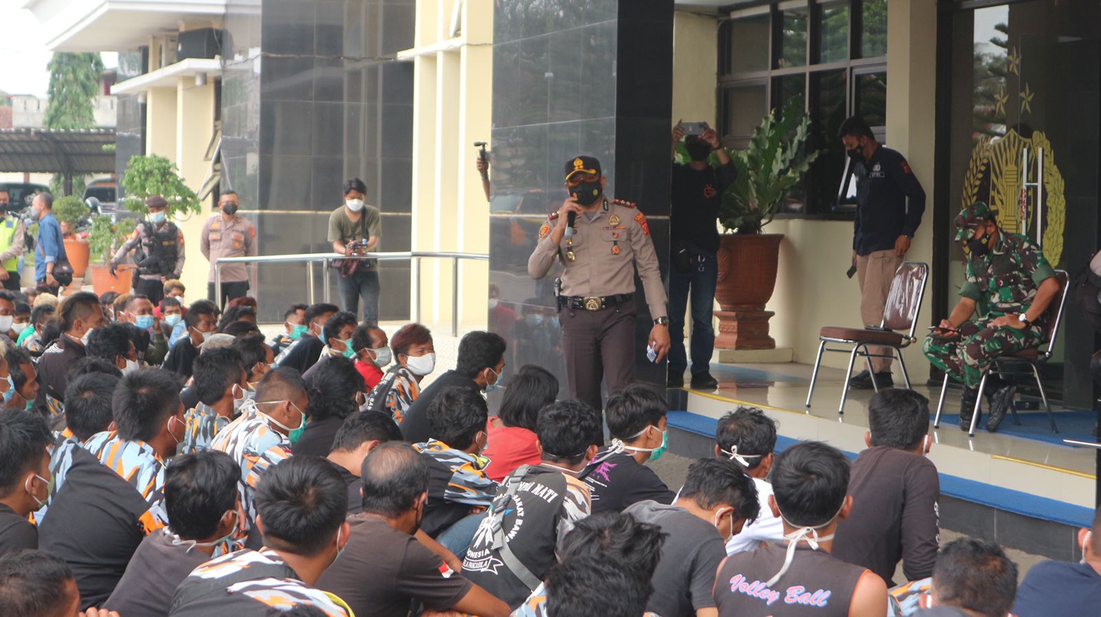 Kapolres Sumedang AKBP Eko Prasetyo Robbyanto, saat memberikan arahan pada 135 anggota GMBI Sumedang di Mapolres Sumedang. Jumat, 28 Januari 2022.