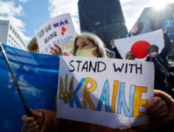 Ukraina Umumkan Keadaan Darurat dan Wajib Militer Bagi Pria Dewasa, Rusia Dibrondong Sanksi