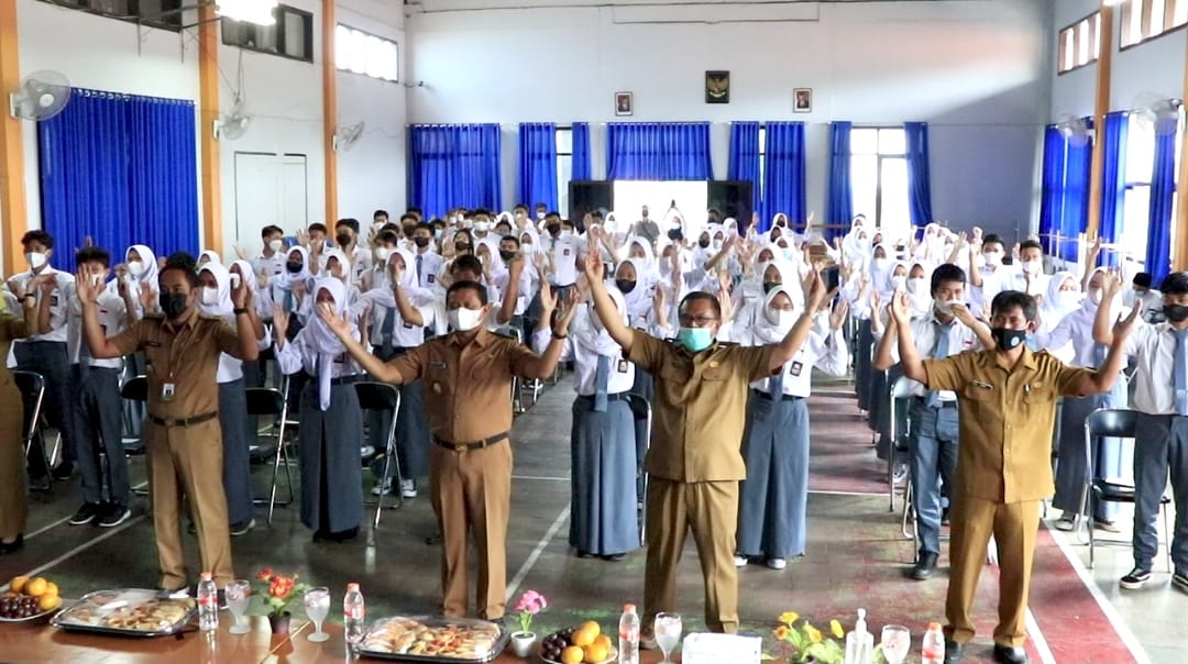 Dinas Kependudukan dan Pencatatan Sipil (Disdukcapi) Kabupaten Sumedang melakukan jemput bola perekaman e-KTP Pemula di SMA Negeri 1 Cimalaka. Senin, 7 Februari 2022.