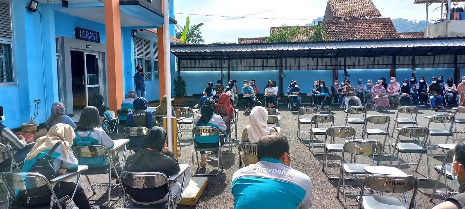 Bertempat di Halaman UPTD Balai Pelatihan Kerja pada Dinas Tenaga Kerja dan Transmigrasi Kabupaten Sumedang. Tampak terlihat para peserta pelatihan dengan serius mengikuti Program Pendidikan dan Pelatihan Vokasi Berbasis yakni Pelatihan Berbasis Kompetensi Non Boarding.