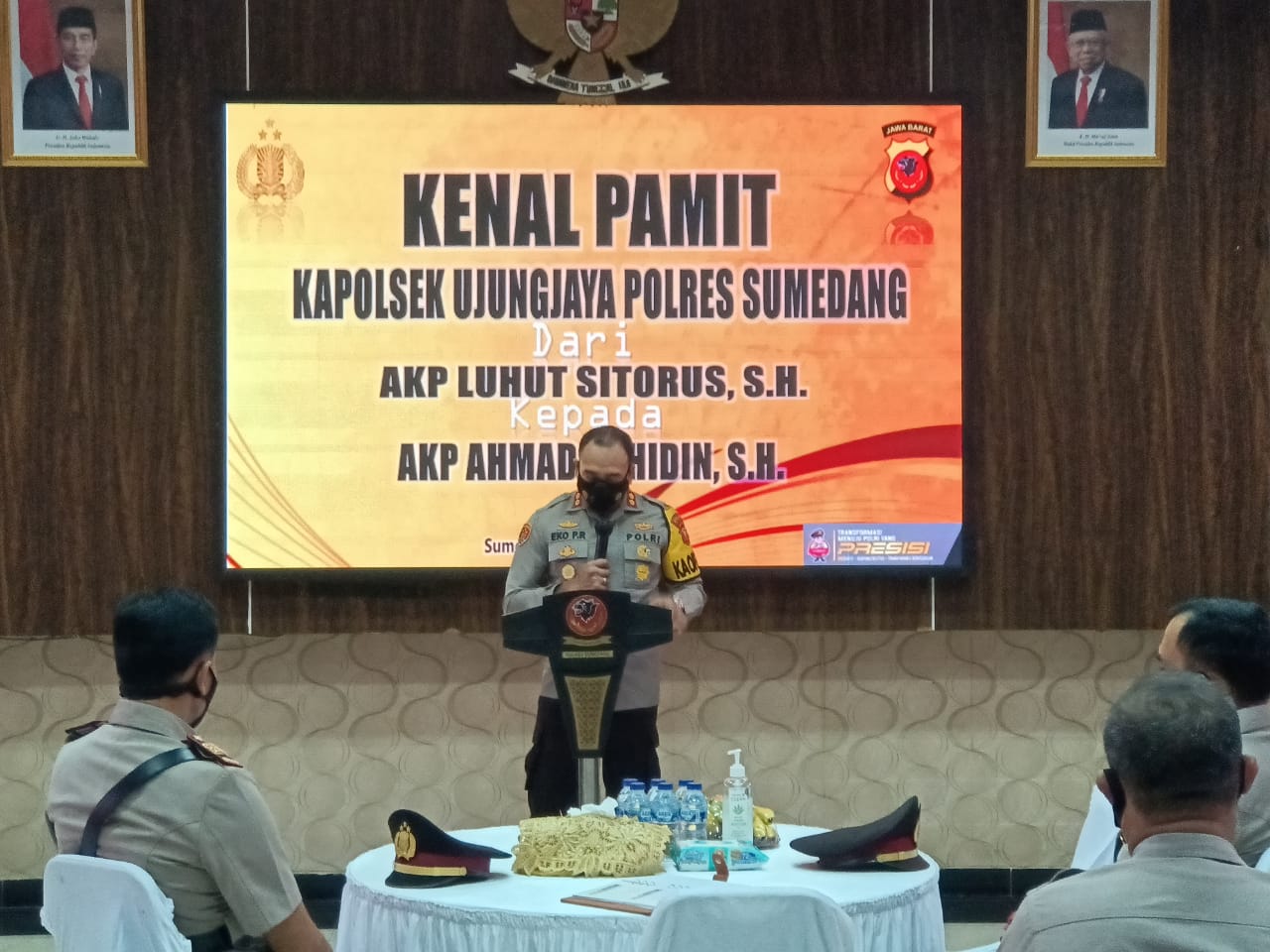 Kapolres Sumedang AKBP Eko Prasetyo Robbyanto saat memberikan sambutan pada serah terima jabatan Kapolsek Ujungjaya Polres Sumedang di lapangan Apel Mapolres Sumedang, Selasa (15/2/2022). FOTO: Istimewa Via Humas Polres Sumedang