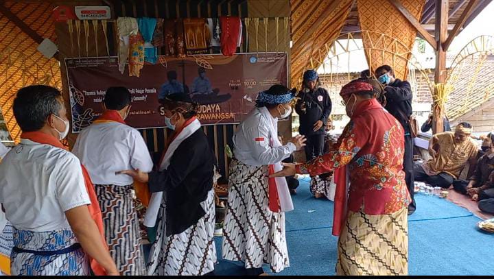Wakil Bupati Sumedang H. Erwan Setiawan saat membuka acara Sosialisasi Pelestarian Tarawangsa dengan Tema "Transmisi Budaya Penguatan Profil Pelajar Pancasila Melalui Model Teritory Learning Community" di Rumah Budaya Desa Adat Rancakalong. Rabu, 16 Februari 2022. FOTO: Iwan Rahmat/SO