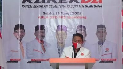 Ridwan Solichin, selaku Sekretaris Umum Dewan Pimpinan Wilayah (Sekum DPW) Partai Keadilan Sejahtera Jawa Barat (PKS Jabar) membuka Rapat Kerja Daerah PKS 2022 di Aula DPD PKS Kabupaten Sumedang. Sabtu, 19 Maret 2022.