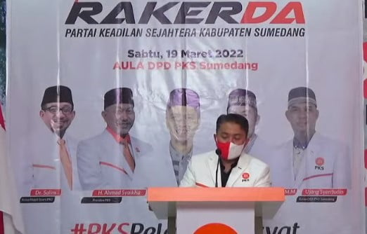 Ridwan Solichin, selaku Sekretaris Umum Dewan Pimpinan Wilayah (Sekum DPW) Partai Keadilan Sejahtera Jawa Barat (PKS Jabar) membuka Rapat Kerja Daerah PKS 2022 di Aula DPD PKS Kabupaten Sumedang. Sabtu, 19 Maret 2022.