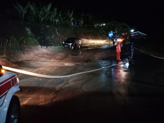Longsor di Desa Citali Kecamatan Pamulihan mengakibatkan sebagian jalan raya Citali - Rancakalong tertutup sekira pukul 18.10. Minggu, 13 Maret 2022.