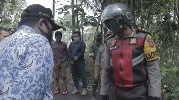 Kapolres Sumedang AKBP Eko Prasetyo Robbyanto beserta jajaran melaksanakan pengecekan TKP Jalan Amblas di Dusun Curug, Desa Hariang, Kecamatan Buahdua Kabupaten Sumedang, Kamis 17 Maret 2022.