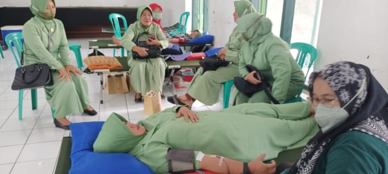 Persit Kartika Chandra Kirana (KCK) Cabang XXI Dim 0610 Sumedang menggelar kegiatan Bakti Sosial Donor Darah dan IVA Test bertempat di Aula Juang Apet Makodim 0610/Sumedang.