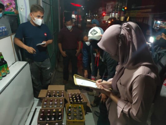 Puluhan botol miras berhasil diamankan Polres Sumedang saat operasi cipat kondisi jelang Bulan Suci Ramadhan 1443 H Tahun 2022 di Kabupaten Sumedang Rabu malam.