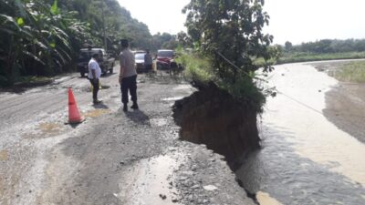 Hujan lebat yang mengguyur wilayah Kabupaten Sumedang menyebabkan Jalan penghubung Tomo-Jatigede mengalami longsor tepatnya di Betulan Dusun Cariang Desa Darmawangi Kececamatan Tomo Kabupaten Sumedang.