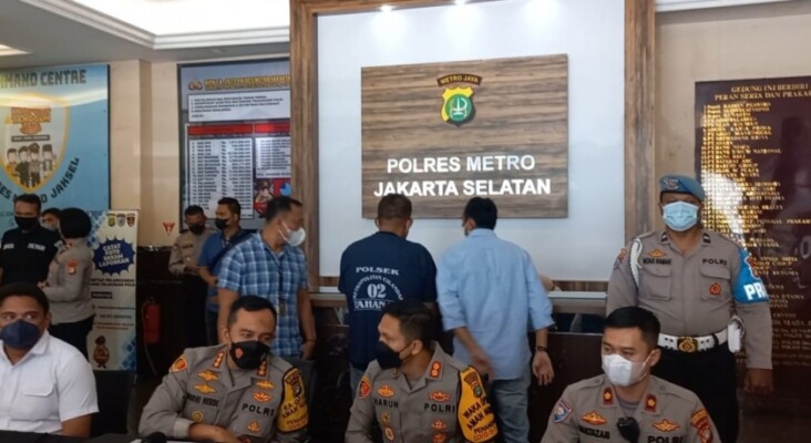 Aksi perampokan terjadi di Bank Jabar Banten (BJB) yang berlokasi di Jalan RS Fatmawati, Cilandak, Jakarta Selatan pada Selasa, (5/4/2022)kemarin. Satu pelaku berinisial BS (43) berhasil diamankan.