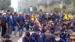 Ribuan mahasiswa dari berbagai universitas memadati kawasan Patung Kuda, Jakarta Pusat