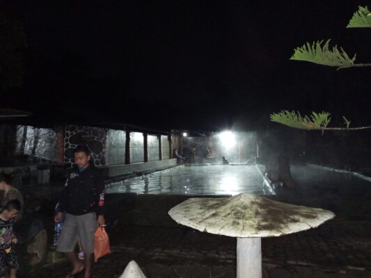 Pengunjung menikmati suasana malam di Air Panas Cileungsing.