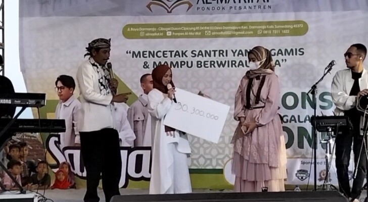 Grup musik religi Sabyan Gambus menggelar penggalangan dana untuk pembangunan masjid Asahrowi Pondok Pesantren Al-Marifat di Kecamatan Darmaraja, Kabupaten Sumedang. Ahad, 29 Mei 2022.