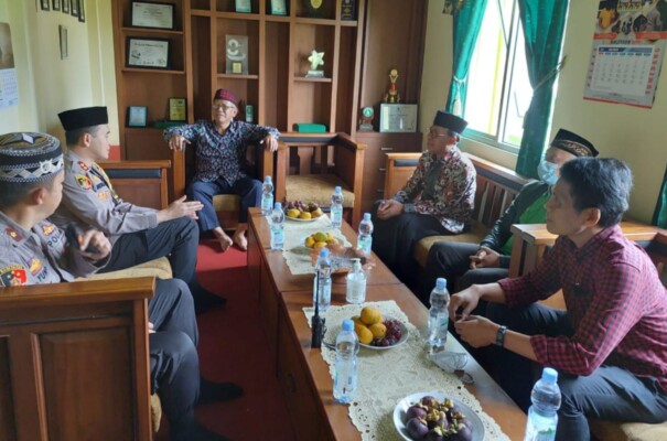 Kapolres Sumedang didampingi para pejabat utama Polres Sumedang melaksanakan silaturahmi ke PC Nahdlatul Ulama (NU) Kabupaten Sumedang, di Aula PC NU Kabupaten Sumedang Komplek Islamic Center Sumedang.