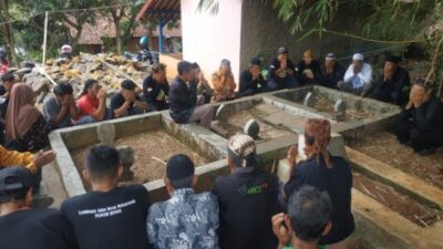 Sesepuh Kampung Cikeusik memberikan golok sakral kepada Kepala Desa Mekarasih, Jatigede Kabupaten Sumedang, Otong Rasmadi pada acara hajat lembur, Kamis 22 September 2022.