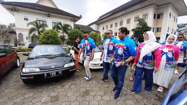Bupati Sumedang H Dony Ahmad Munir memberikan apresiasi terhadap penyelenggaran kegiatan Touring Ah Hayu ka Sumedang (TAHU Sumedang) yang digelar Komunitas Pecinta Mobil Honda Civic Street Level Sumedang. Sabtu, 10 September 2022.