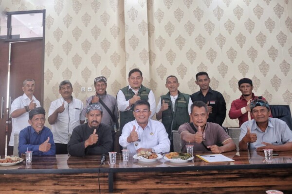 Sejumlah tokoh seniman dan budayawan Kecamatan Jatinunggal melakukan silaturahmi dengan Wakil Bupati Sumedang, H. Erwan Setiawan di Ruang Kerja Wakil Bupati, Pusat Pemerintahan Sumedang. Rabu, 7 September 2022