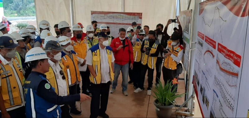 Menteri PUPR, Mochamad Basuki Hadimuljono saat melaksanakan kunjungan kerja dan peninjauan proyek Tol Cisumdawu di Wilayah Kabupaten Sumedang. Kamis (22/09/2022).