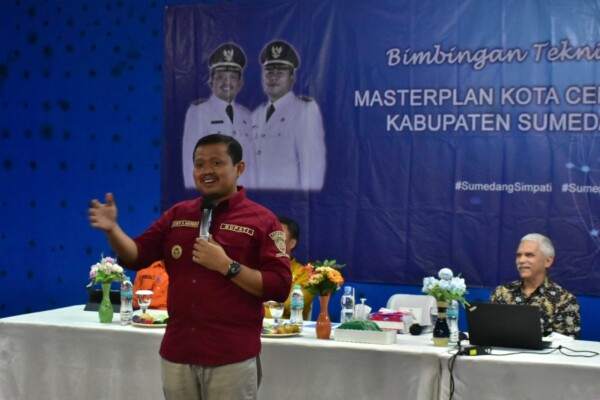 Bupati Sumedang H. Dony Ahmad Munir sat membuka Bimbingan Teknis (Bimtek) Tahap III Penyusunan Master Plan Kota Cerdas (Smart City) Kabupaten Sumedang di Hotel Hanjuang Hegar. Selasa (30/8/2022).