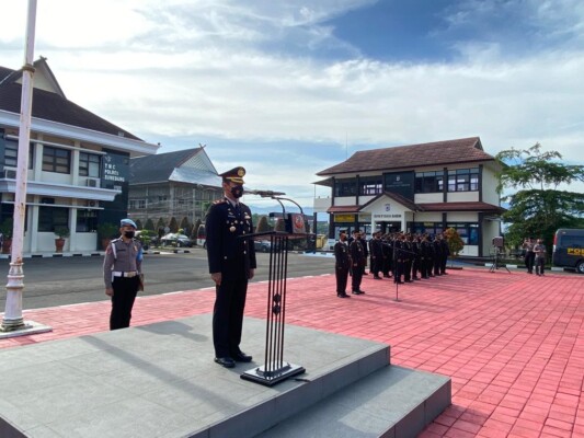 Wakapolres Sumedang Kompol Endar Supriyatna saat memimpin upacara peringatan ke-94 Sumpah Pemuda di Halaman Mapolres Sumedang. Jumat (28/10/2022).