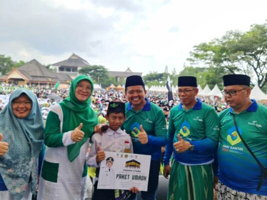 Kegemberiaan terpancar dari bocah berusia 7 tahun bernama Iwan, santri asal Dusun Nangkod, Desa Dayeuhluhur, Kecamatan Ganeas itu mendapatkan hadiah umrah saat Peringatan Hari Santri Tingkat Jawa Barat di Lapang PPS. Kamis, 20 Oktober 2022.
