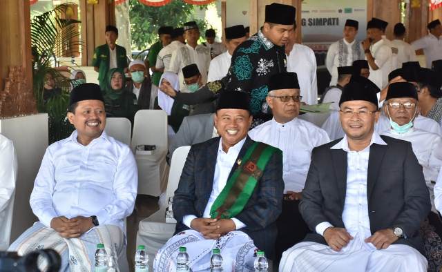 Wakil Gubernur Jawa Barat saat menghadiri Peringatan Hari Santri Tingkat Kabupaten Sumedang di Induk Pusat Pemerintah Kabupaten Sumedang. Sabtu, 22 Oktober 2022