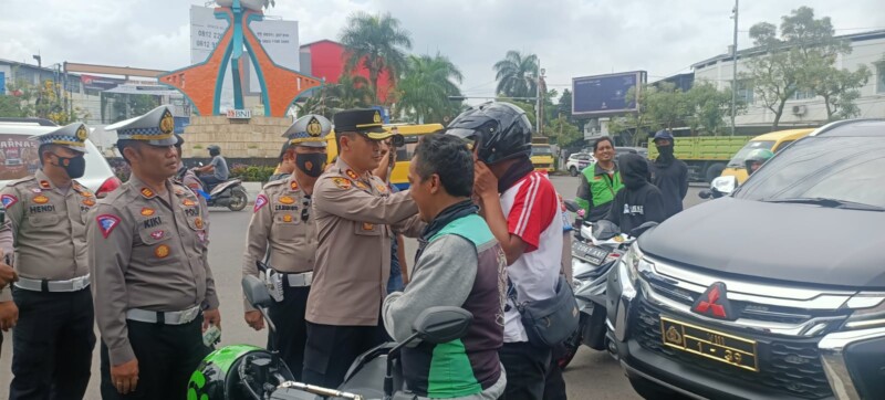 Polres Sumedang melaksanakan pembagian helm dan sembako kepada masyarakat dan pengguna jalan di sekitar Bundaran Alamsari Sumedang. Kamis (06/10/2022)