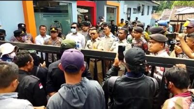 Sejumlah warga kembali menggeruduk Kantor Badan Pertanahan Nasional (BPN) Sumedang menuntut ganti untung dampak tol Cisumdawu.
