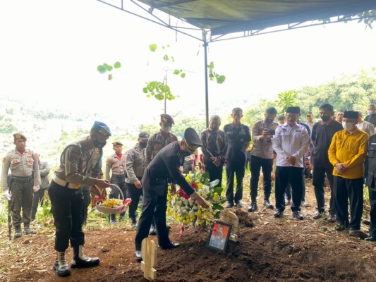 Wakapolres Sumedang Kompol Endar Supriyatna, menjadi Inspektur Upacara (Irup) dalam prosesi pemakaman Jenazah Alm. AKP (Purn) Ato Suharto yang diikuti seluruh anggota Polres Sumedang. Rabu 23 November 2022.