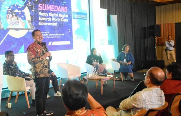 Selama 10 menit Bupati Dony Ahmad Munir menyampaikan pengalamannya dalam menjalankan transformasi digital di Sumedang di forum side event G20 di Bali. Bupati diundang Unity In Diversity (UID) Bali, pulau Kura-Kura Denpasar Selatan, Bali menyusul torehan prestasi Sumedang dalam transformasi digital, Kamis (17/11/2022)