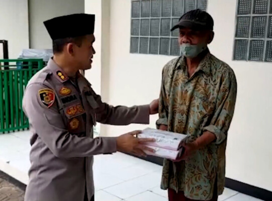 Kapolres Sumedang AKBP Indra Setiawan, melaksanakan program Jumat Berkah dengan berbagi Nasi Kotak pada warga di wilayah Jatinangor dan Tanjungsari, Sumedang. Jum’at (11/11/2022).