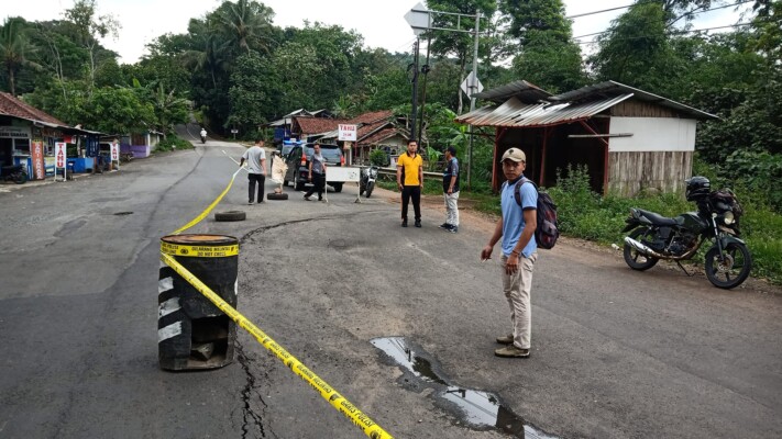 Bahu Jalan Raya Wirahadikusumah Betulan Eba kembali mengalami amblas sedalam 30 centimeter, sepanjang 30 meter dengan lebar 5,5 meter.