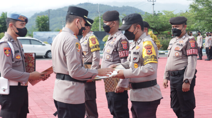 Polres Sumedang melaksanakan upacara pemberian penghargaan kepada personil Polres Sumedang yang berprestasi. Selasa (11/08/2022).