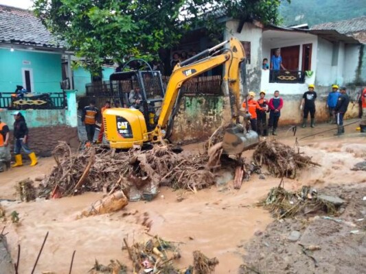Pemerintah Daerah Kabupaten Sumedang menurunkan alat berat bachoe mini untuk menyingkirkan material longsoran.