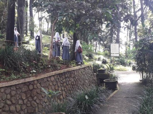 Sejumlah pelajar memanfaatkan waktu bebas pasca ujian untuk mengunjungi Tahura Gunung Kunci