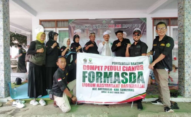 Penyerahan bantuan diserahkan melalui Posko Induk HILMI DPP Front Persaudaraan Islam (FPI) di Kampung Cicariang Hilir RT 001 RW 003 Desa Bunisari Kecamatan Warungkondang Kabupaten Cianjur Jawa Barat pada Jumat, 16 Desember 2022.