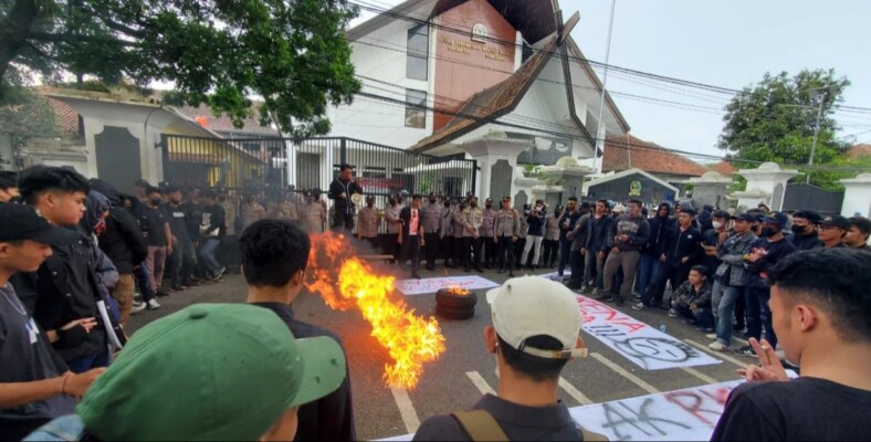 Ratusan Mahasiswa yang tergabung dalam Gerakan Mahasiswa Se-Sumedang melakukan aksi unjuk rasa di depan kantor DPRD. Selasa (13/12/2022).