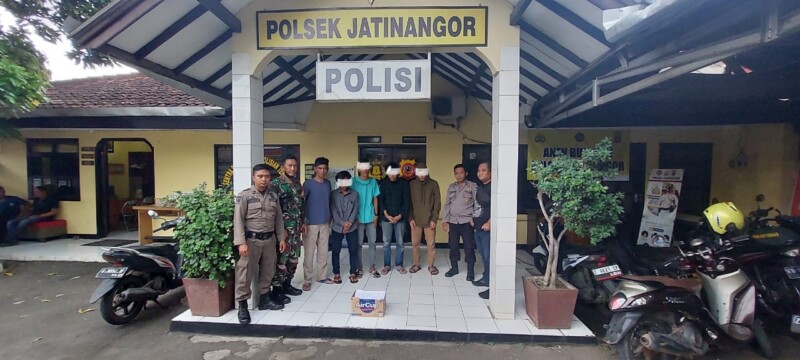 Polsek Jatinangor Polres Sumedang berhasil mengamankan 4 orang pelaku yang diduga memperjual belikan obat-obatan terlarang di sebuah warung di Kawasan Cikuda, Desa Hegarmanah, Kecamatan Jatinangor, Kabupaten Sumedang. Minggu, 22 Januari 2023.