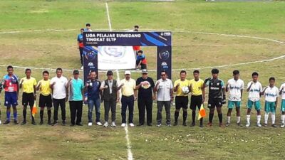 Kepala Dinas Pendidikan Kabupaten Sumedang Agus Wahidin membuka kejuaran Liga Sepakbola Pelajar SLTP di Stadion Ahmad Yani. Kamis, 12 Januari 2023.
