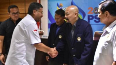 Wakil Bupati Sumedang Erwan Setiawan berjabat tangan dengan Ketua Askab Sumedang Terpilih Agus Muslim saat dalam Kongres Luar Biasa (KLB) di Hotel Asri. Minggu (8/1/2023).