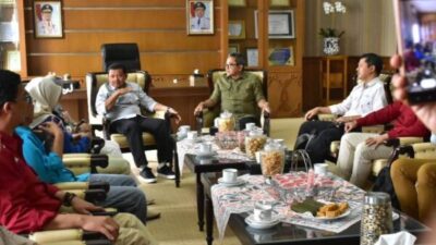 Kepala Disparbud Provinsi Jawa Barat Benny Bachtiar saat bertemu langsung dengan Bupati Sumedang Dony Ahmad Munir di Ruang Kerja Bupati Lantai 2 Setda, PPS. Selasa (10/1/2023).
