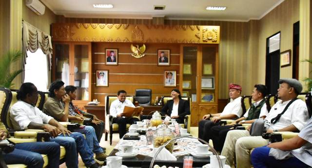 Himpunan Artis Penyanyi dan Musisi Indonesia (HAPMI) Kabupaten Sumedang saat melakukan audensi dengan Bupati Sumedang. Rabu, 15 Februari 2023.