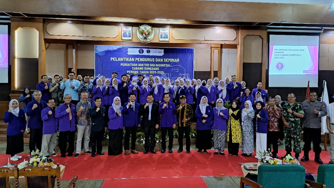 Ketua Pengurus Wilayah Persatuan Dokter Gigi Indonesia  (PDGI) Jawa Barat drg. Rahmat Juliadi resmi melantik drg. Hana Zaitunah Fuadi sebagai Ketua PDGI Cabang Sumedang periode 2022-2025, Sabtu (25/3/2023).