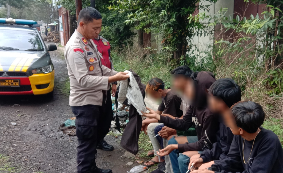 Kepolisian dari Polsek Pamulihan Polres Sumedang melaksanakan kegiatan pembinaan terhadap Anak Punk yang berada di wilayah Kecamatan Pamulihan. Kamis (16/03/2023).