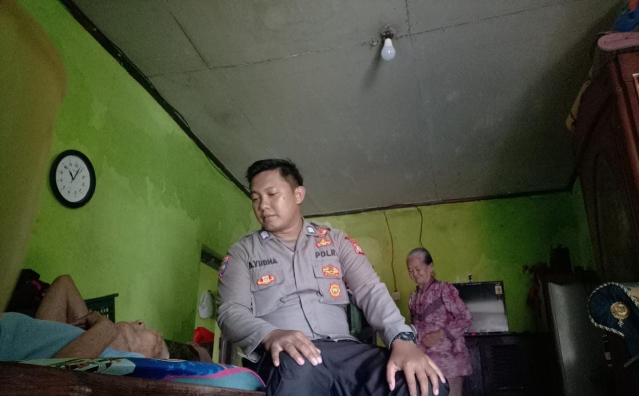 Bripka Agus Yudha menyambangi Aminta yang sudah berumur sekitar 99 tahun, warga Dusun Wanasari Desa Wanasari Kecamatan Surian Kabupaten Sumedang, yang sedang mengalami sakit komplikasi. Rabu 22 Maret 2023.